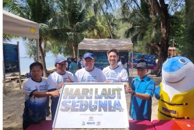 Adnan (tengah) bersama rakan strategik daripada Perhilitan, UMT dan Aquawalk merasmikan Hari Laut Sedunia di Taman Laut Pulau Redang, Terengganu pada Isnin.