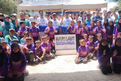 Adnan (tengah) ketika melaksanakan program Hari Laut Sedunia 2026 yang turut disertai Perhilitan, Aquaria dan UMT di Taman Laut Pulau Redang pada Isnin.