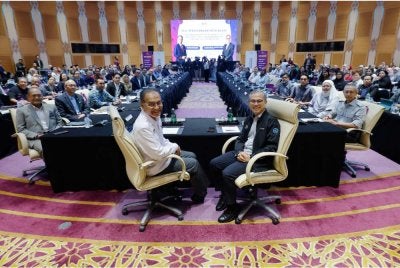 Dr Dzulkefly dan Menteri Komunikasi, Datuk Fahmi Fadzil hadir ke Sesi Persidangan Meja Bulat Pelaporan Media Selamat dan Bertanggungjawab Mengenai Tingkah Laku Bunuh Diri di Pusat Konvensyen Antarabangsa Putrajaya (PICC). Foto Bernama