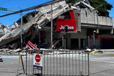 Gempa bumi berukuran 7.8 magnitud melanda wilayah Sarangani di selatan Filipina pagi Isnin.