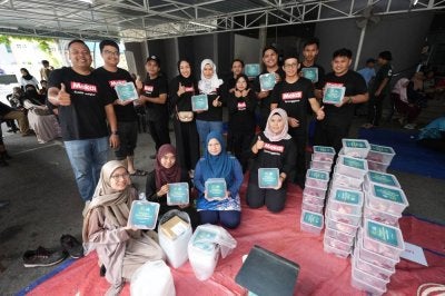 Kakitangan McDonald’s Malaysia turun padang bergotong-royong bersama komuniti setempat di Masjid Al-Muktafi Billah Shah, Kuala Terengganu untuk melaksanakan ibadah korban, termasuk membantu proses penyediaan dan pembungkusan daging untuk diagihkan kepada para penerima semasa majlis penyerahan.