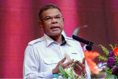 Saifuddin Nasution berucap pada Perhimpunan Bulanan Kementerian Dalam Negeri (KDN) di Auditorium Setia Perkasa, Kompleks Setia Perkasa, pada Isnin. Foto Bernama 