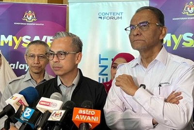 Fahmi (kiri) pada sidang media selepas Persidangan Meja Bulat Pelaporan Media Selamat dan Bertanggungjawab Mengenai Tingkah Laku Bunuh Diri pada Isnin.