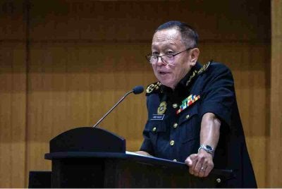 Abd Halim Aman menyampaikan amanatnya pada Majlis Perhimpunan Bulanan SPRM di Ibu Pejabat SPRM, pada Isnin. Foto Bernama 