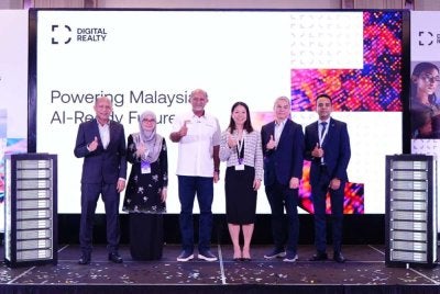 Gobind Singh (tiga dari kiri) hadir perasmian platform pusat data Digital Realty pada Isnin.