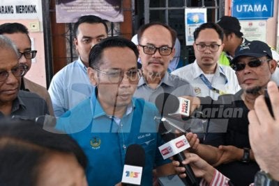 Mohd Azlan (tengah) ketika ditemui pemberita di luar wad wanita Hospital Tapah pada Isnin.