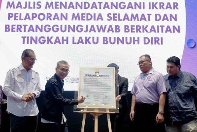 Menteri Komunikasi Datuk Fahmi Fadzil dan Menteri Kesihatan Datuk Seri Dr. Dzulkefly Ahmad menandatangani Ikrar Media Malaysia mengenai Pelaporan Media Selamat dan Bertanggungjawab Mengenai Tingkah Laku Bunuh Diri di Pusat Konvensyen Antarabangsa Putrajaya (PICC) hari ini. Foto Bernama 
