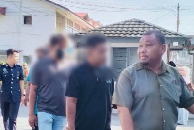 Seorang instruktur atau guru sekolah memandu mengaku tidak bersalah di Mahkamah Majistret Tumpat pada Isnin atas pertuduhan mengeluarkan kenyataan yang boleh menimbulkan kemarahan terhadap seorang pelajar perempuan berusia 18 tahun Mei lalu.