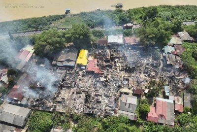 Sebanyak 27 rumah kediaman jenis separuh kekal musnah dalam kebakaran melibatkan 130 mangsa yang berlaku di Kampung Cina, Gok Kapur, Kota Bharu pada tengah hari Isnin.Foto:JBPM
