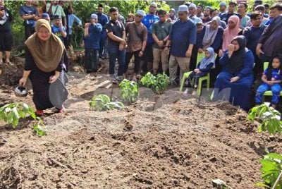 Siti Nur Atikah tidak dapat menahan sebak ketika pengebumian lima jenazah ahli keluarganya di Tanah Perkuburan Islam Masjid Jamek Al-Abidi, Merbok.
