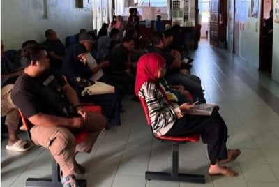 Ketiadaan bekalan elektrik yang berlaku di Klinik Kesihatan Balok, Kuantan menimbulkan kesulitan kepada petugas kesihatan, pesakit dan penduduk setempat.
