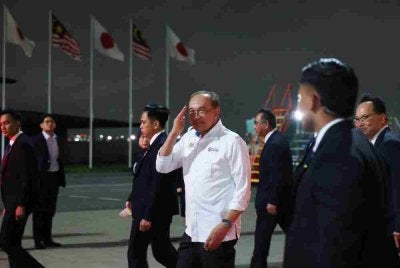 Anwar tiba di Lapangan Terbang Antarabangsa Haneda malam ini bagi memulakan lawatan rasmi selama tiga hari ke Jepun. Foto Bernama