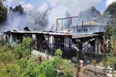 Seorang warga emas mempertaruhkan nyawa menyelamatkan lapan cucu serta seorang anak lelakinya apabila rumah keluarga mereka musnah dalam kebakaran di Kampung Jeriah Abang Ramli, Jalan Oya Lama, pagi semalam.