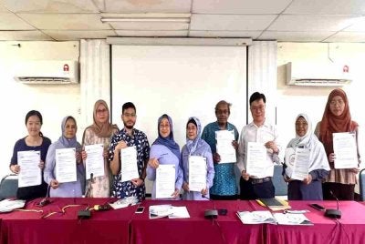Roslizawati (enam dari kiri) menunjukkan memorandum selepas sidang media di Kuala Lumpur, pada Isnin.

