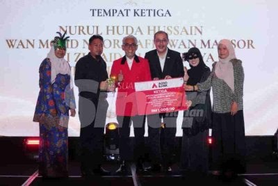 Tengku Datuk Ahmad Badli Shah (tiga dari kiri) dan Ainol Amriz (tiga dari kanan) bersama penerima Anugerah Media Agrobank 2026 bagi kategori Berita (Media Cetak dan Portal Berita). Foto SINAR HARIAN/ROSLI TALIB