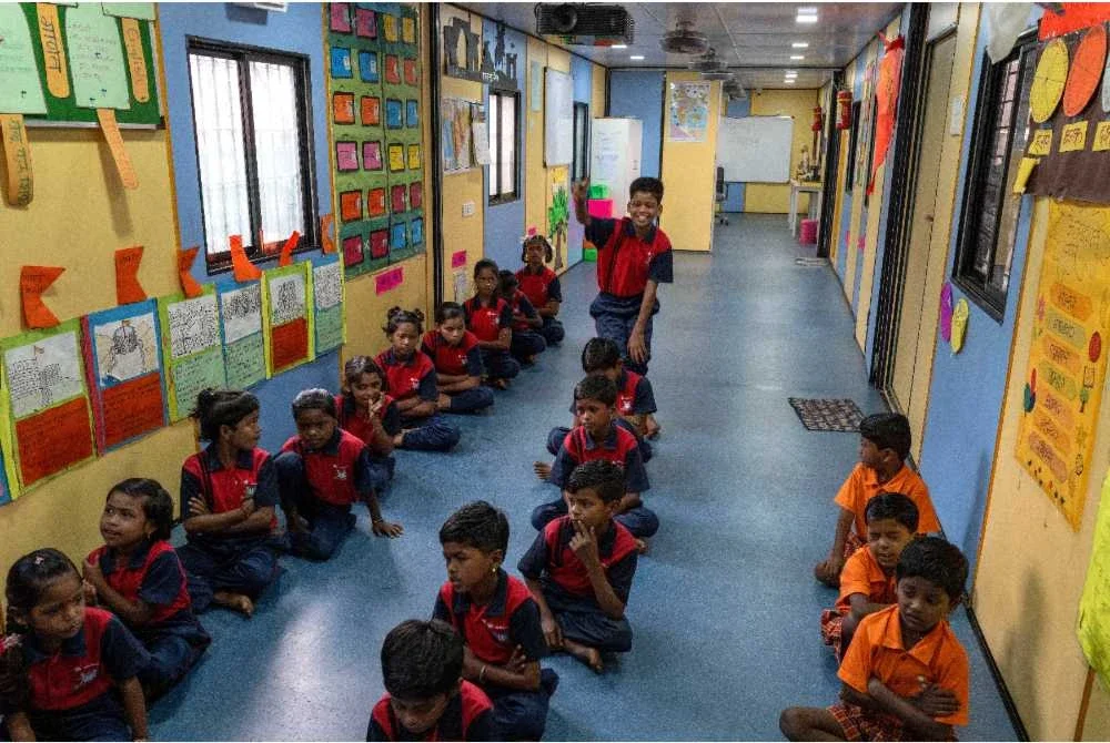 Sekolah lampu isyarat itu ditubuhkan untuk puluhan kanak-kanak daripada keluarga miskin.