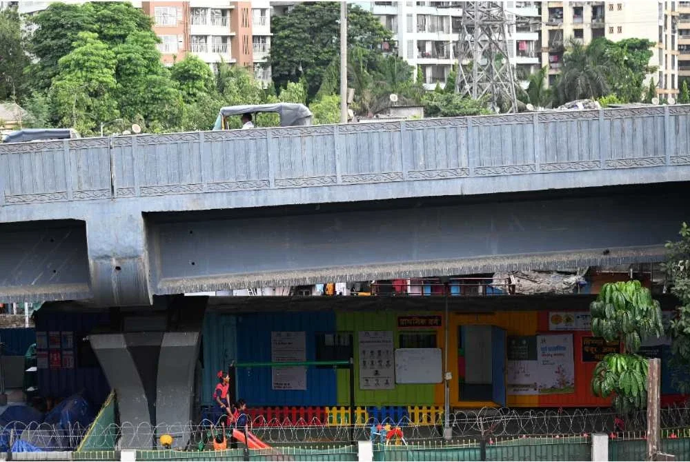 Kontena sekolah itu terletak di bawah jejambat sibuk di bandar kewangan India.