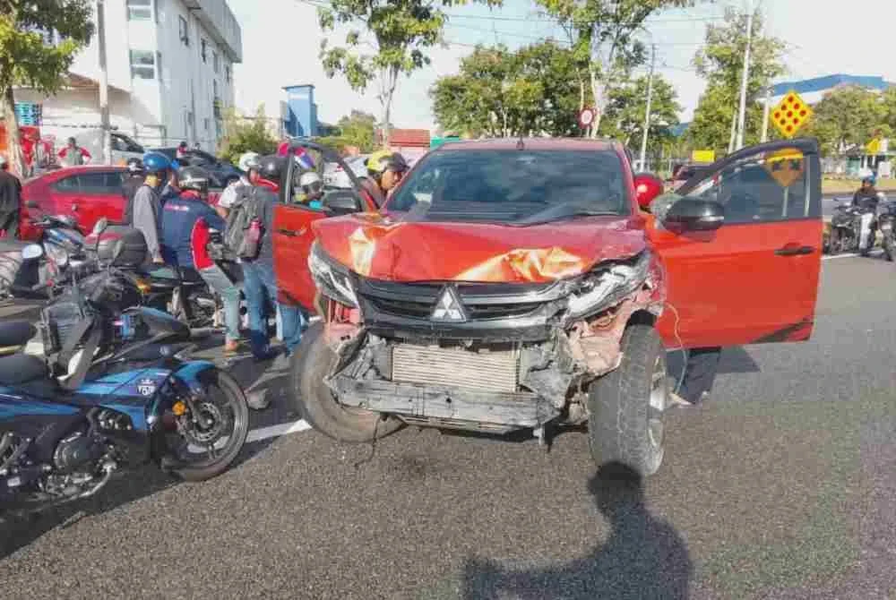Pemandu lelaki berjaya ditahan orang awam lalu diserahkan kepada polis.
