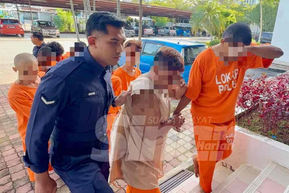 Suspek (tengah) direman empat hari untuk membantu siasatan.
