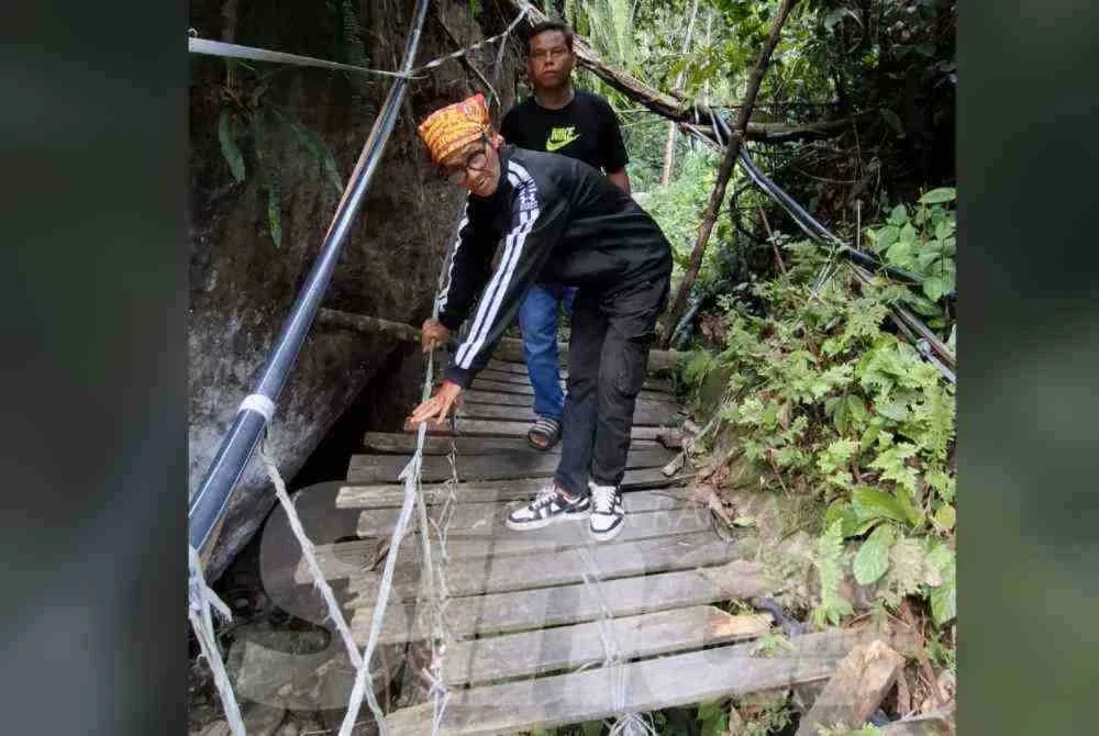 Tok Batin Kampung Lubuh Gaharu, Mohd Asmadi Abdullah memaklumkan, jambatan tersebut dibina sejak dua tahun lalu menggunakan bahas asas seperti papan dan buluh.