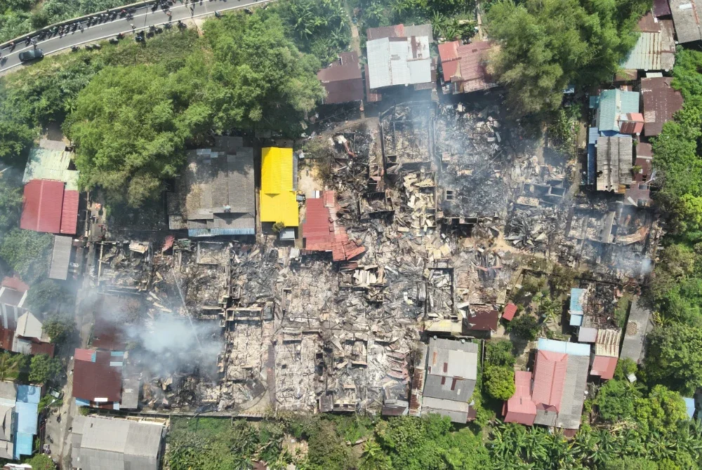 Kebakaran yang berlaku pada Isnin menyebabkan 29 rumah musnah di Kampung Cina, Gok Kapur, Kota Bharu. Foto JBPM