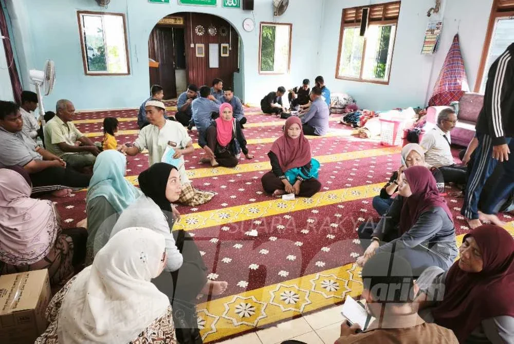 Mangsa kebakaran menumpang sementara di surau berhampiran tapak kebakaran di Kampung Cina, Gok Kapur, Kota Bharu pada Selasa. 