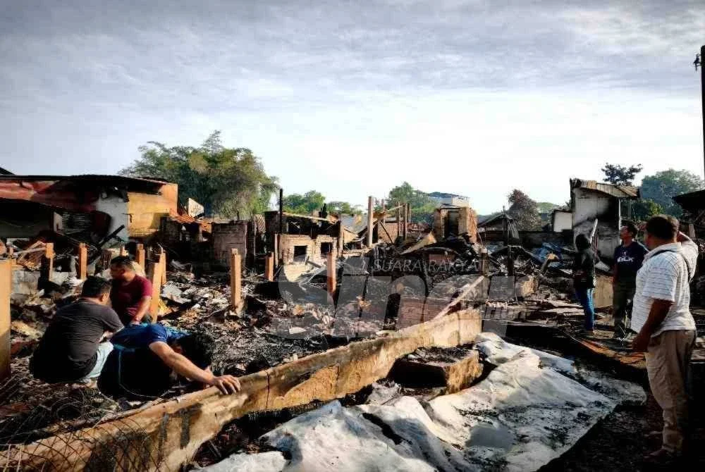Dengan harapan masih bersisa di sebalik timbunan abu, mangsa kebakaran yang memusnahkan 29 buah rumah di Kampung Cina, Gok Kapur, Kota Bharu pada Isnin sanggup menyelongkar sisa kebakaran bagi mencari barang kemas yang musnah dalam kejadian itu.
Foto: SINAR HARIAN/HAZELEN LIANA KAMARUDIN