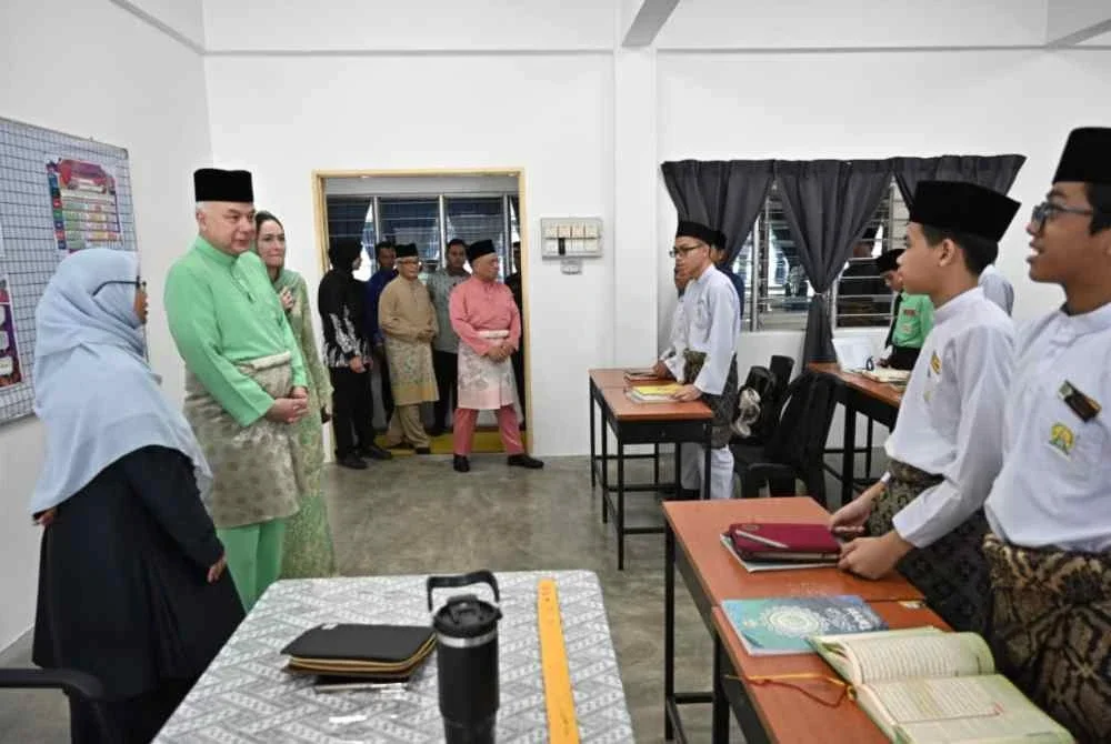 Sultan Nazrin dan Tuanku Zara turut berkenan meluangkan masa menyantuni pelajar di dalam kelas selepas menyempurnakan Majlis Perasmian Sekolah Menengah Tahfiz Darul Ridzuan Lenggong di Kampung Tersusun Bukit Sapi pada Selasa.