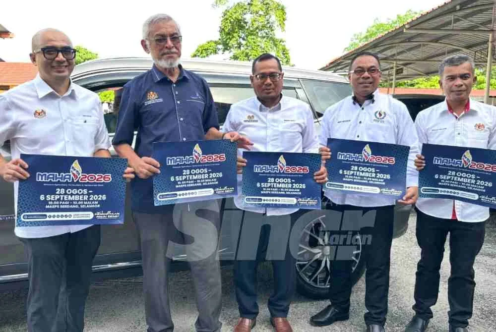 Khalid (dua dari kiri) bersama kakitangan Kada mempamerkan risalah MAHA 2026. 