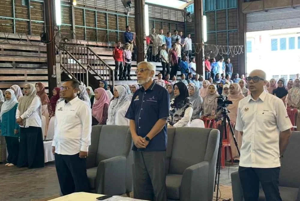Khalid (tengah) hadir ke Kada bertemu dengan warga kerja agensi itu pada Selasa.