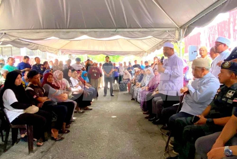 Mohd Nassuruddin (berdiri) menyampaikan kata-kata semangat kepada mangsa kebakaran di Kampung Cina, Gok Kapur, Kota Bharu pada Selasa. Foto: HAZELEN LIANA KAMARUDIN