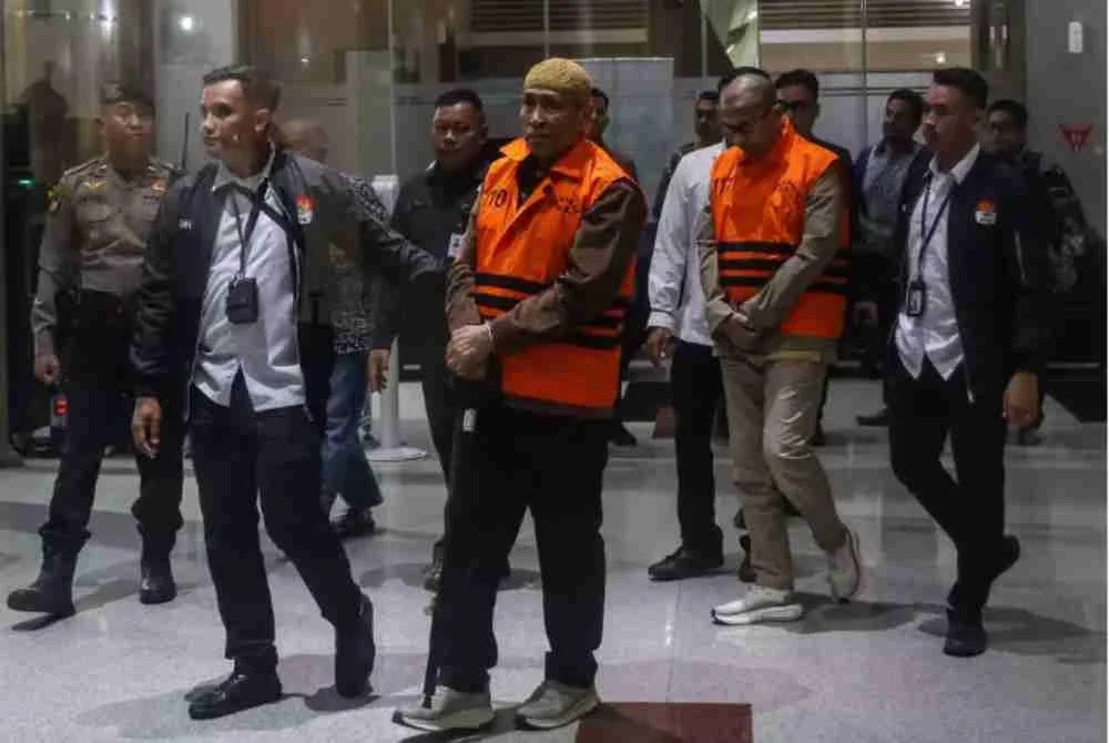 Asrul Azis Taba (tengah memegang tongkat) dan Ismail Adham, diiringi pegawai KPK ketika dibawa keluar dari ibu pejabat suruhanjaya itu di Jakarta pada 8 Jun 2026. Foto: Antara