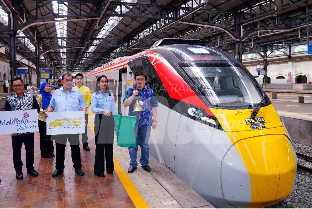 Lee (kanan), Tengku Nadia Azrinan dan (dua dari kanan) menyempurnakan gimik Majlis Pelancaran Kerjasama Penjenamaan Tren ETS di Stesen Keretapi Kuala Lumpur pada Selasa. FOTO: MOHD HALIM ABDUL WAHID