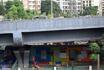 Kontena sekolah itu terletak di bawah jejambat sibuk di bandar kewangan India.