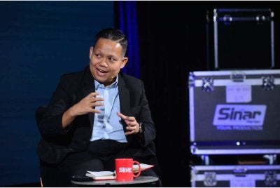 Mujibu berkata, parti-parti dalam Kerajaan Perpaduan berdepan dilema antara keperluan menunjukkan solidariti bagi memastikan kestabilan pentadbiran dan keperluan mempertahankan identiti politik masing-masing.
