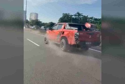 Tangkap layar video yang memaparkan kenderaan pacuan empat roda berkenaan dipandu melulu dan secara berbahaya.