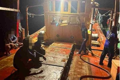 Antara individu yang ditahan menerusi Op Naga di sekitar Pulau Redang. Foto: DOF