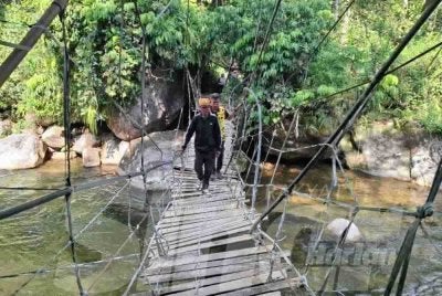 Keadaan jambatan kayu yang uzur di Kampung Orang Asli Lubuk Gaharu iaitu lokasi penemuan pendaki wanita hilang, Jaslinda.
