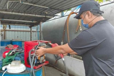 KPDN Selangor menjalankan pemeriksaan ke atas sebuah stor di Teluk Panglima Garang, Kuala Langat disyaki terlibat seleweng diesel pada Isnin. Foto KPDN Selangor