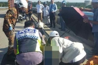 Dua mangsa dipercayai tercampak keluar dari kenderaan akibat kemalangan itu dan disahkan meninggal dunia di lokasi kejadian oleh petugas Kementerian Kesihatan (KKM). Foto tular 