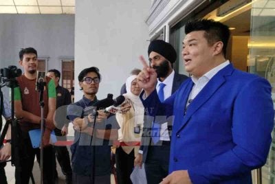 Albert (kanan) hadir ke Mahkamah Sesyen Kuala Lumpur pada Selasa, bagi prosiding sebutan kes rasuah dihadapinya. 