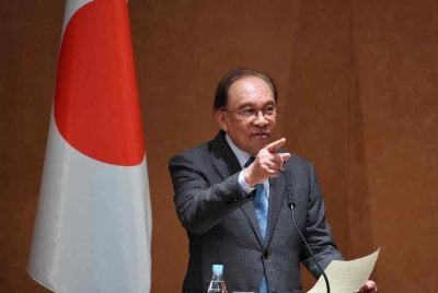 Anwar ketika menyampaikan syarahan khas bertajuk Nilai Kemanusiaan Dalam Peradaban Manusia-Mesin di Universiti Tokyo pada Selasa. Foto Bernama