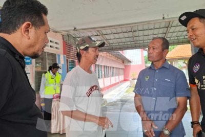 Haszman (dua dari kiri) ketika ditemui di Hospital Tapah pada Selasa.
