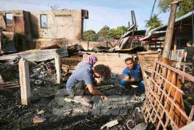 Tinjauan Sinar Harian di lokasi kejadian pada Selasa mendapati kebanyakan mangsa masih berada di tapak rumah masing-masing bagi mencari semula barang berharga yang dipercayai tertimbus dalam timbunan abu dan runtuhan.Foto: SINAR HARIAN/HAZELEN LIANA KAMARUDIN