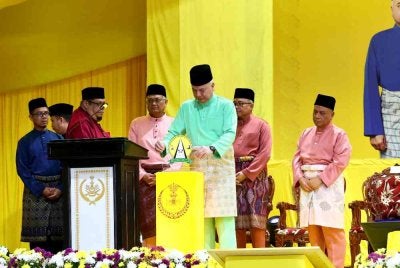 Sultan Nazrin menyempurnakan Majlis Perasmian Sekolah Menengah Tahfiz Darul Ridzuan Lenggong di Kampung Tersusun Bukit Sapi pada Selasa.