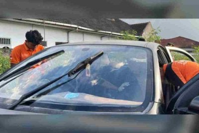 Pasukan polis forensik menjalankan siasatan di lokasi penemuan pasangan suami isteri yang ditemukan meninggal dunia di dalam sebuah kereta di Medan, Sumatera Utara. Foto: Finta Rahyuni/detikSumut.
