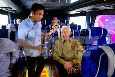 Kamarudin (duduk) melihat kemudahan bas percuma yang akan disediakan kepada pengunjung pada Majlis Pelancaran Festival Kesenian Rakyat Kelantan di Terminal Bas Lembah Sireh, Kota Bharu pada Selasa.