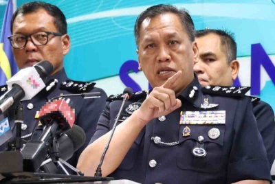 Rusdi (kanan) menasihatkan orang ramai supaya membeli tiket hanya melalui saluran rasmi yang diumumkan oleh penganjur atau ejen jualan yang sah. 