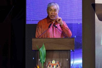  Ahmad Zahid Hamidi menyampaikan ucapan pada Sambutan Hari Pendidik Peringkat Kemas pada Selasa. Foto Bernama