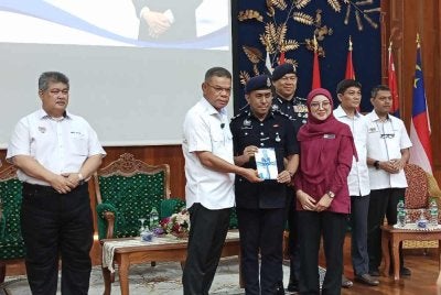 Saifuddin (dua dari kiri) pada Program Citra Negara, Menteri Dalam Negeri: Sekolah Selamat di Pusat Latihan Teknologi Tinggi (ADTEC) Batu Pahat, pada Selasa.